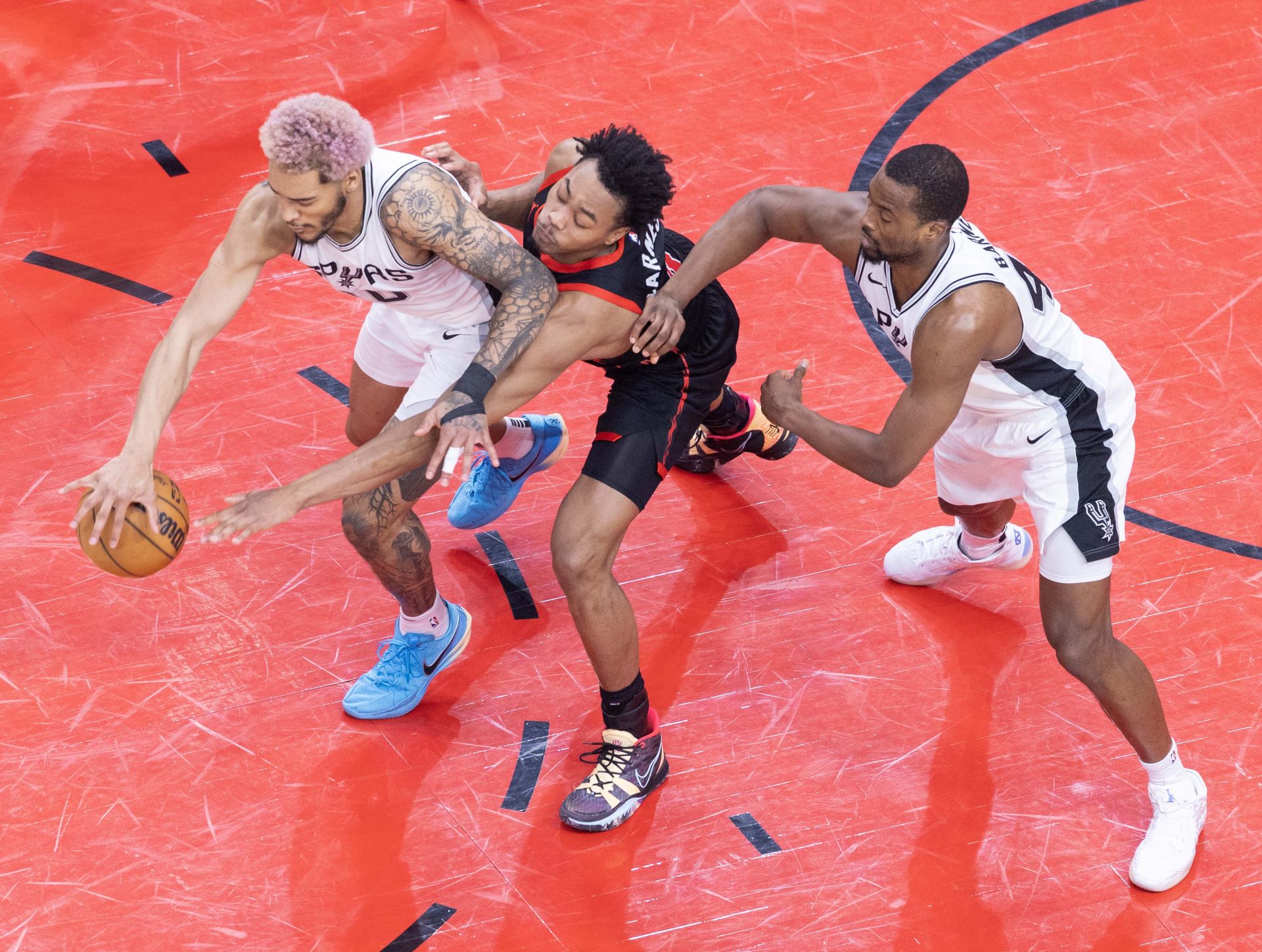 开云-关于圣安东尼奥马刺迎NBA常规赛关键赛，转会期遗憾出局，态度坚定，赛程密集仍需轮换的信息-开云